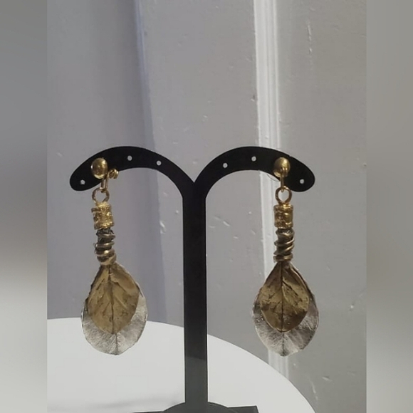4/$20 Gold Tone Dangle Leaf Earring. 🌴 - Picture 3 of 4